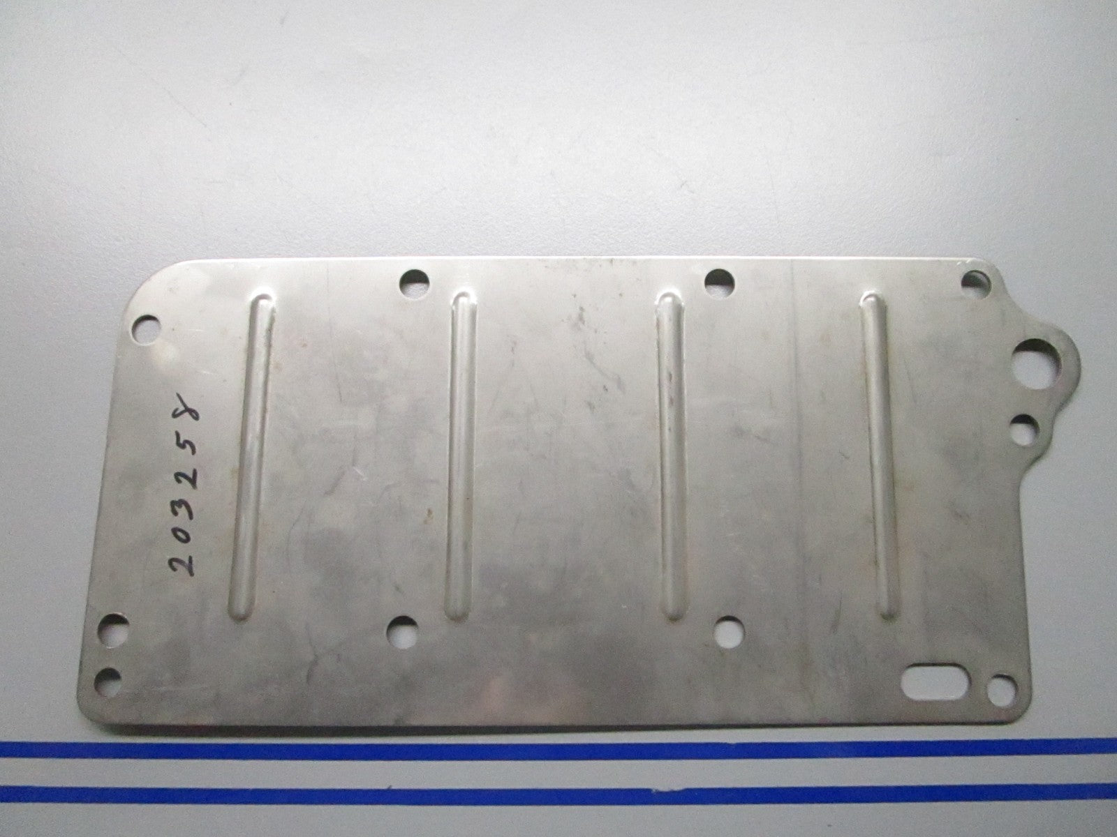 *NEW OEM* 0810 OMC Johnson Evinrude Exhaust Plate 203258 0203258
