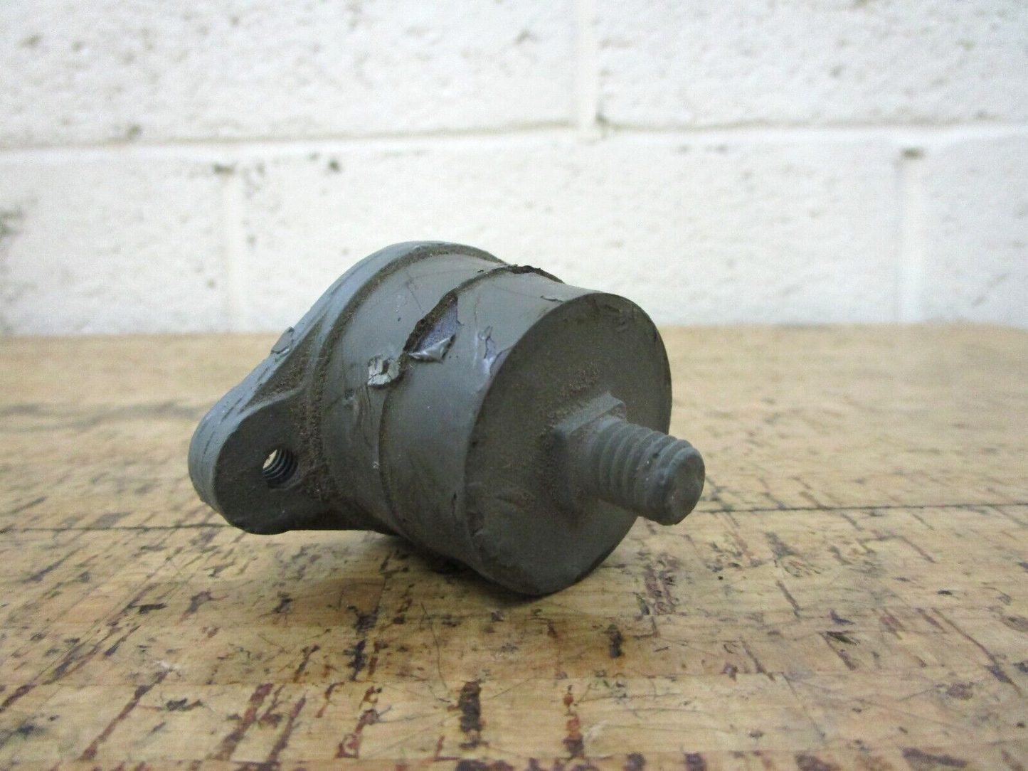 *NEW OEM* 0750 OMC Johnson Evinrude RUBBER MOUNT 309324 0309324