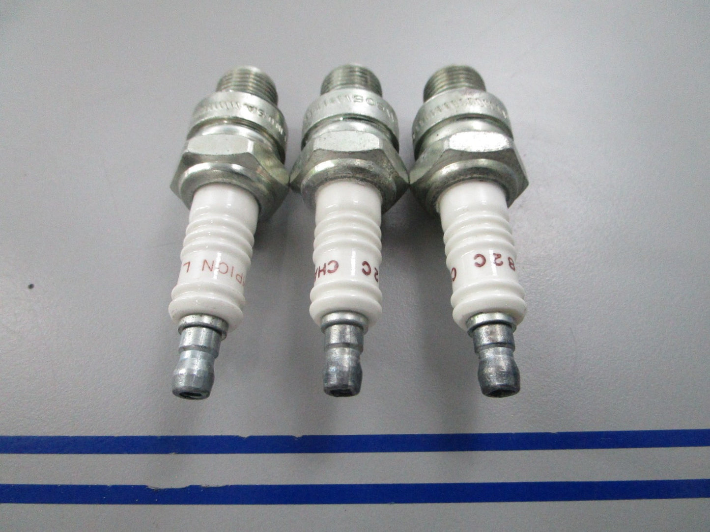 NEW (LOT OF 3) Champion L82C Spark Plug 0810