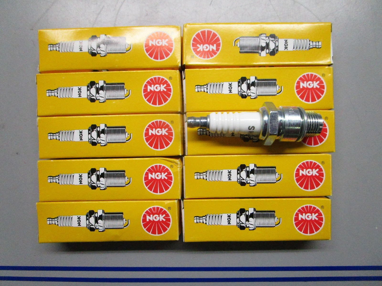 *NEW OEM* (LOT OF 10) 0820 NGK Spark Plug B7HS