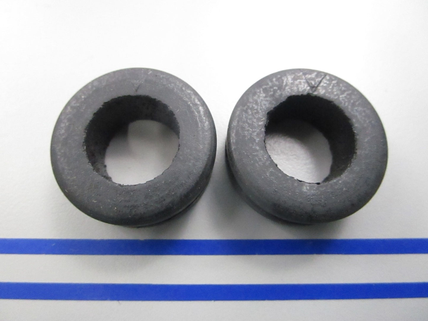 NEW OEM (LOT OF 2) 381899 0381899 OMC Johnson Evinrude Grommet 0810