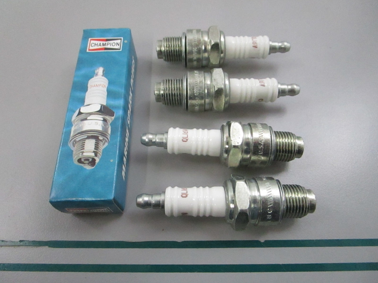 NEW (LOT OF 4) QL16V Champion Spark Plug 0810