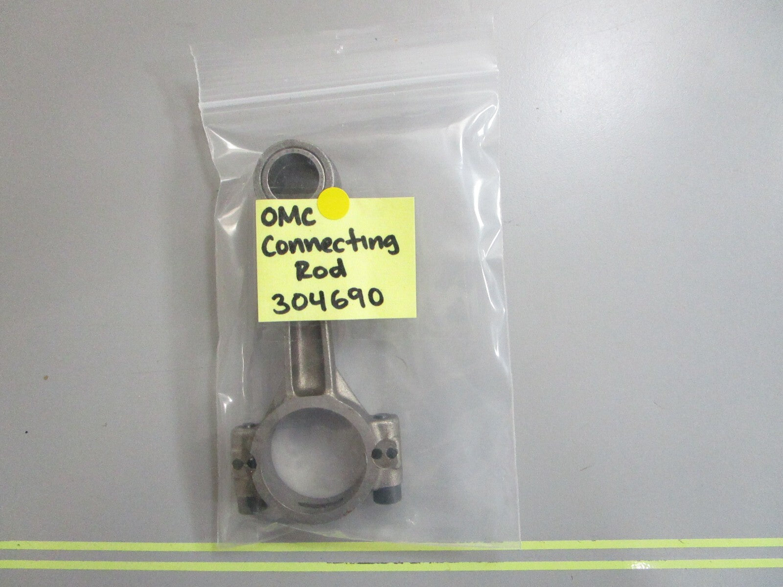 *NEW OEM* 0810 OMC Johnson Evinrude Connecting Rod 304690 0304690