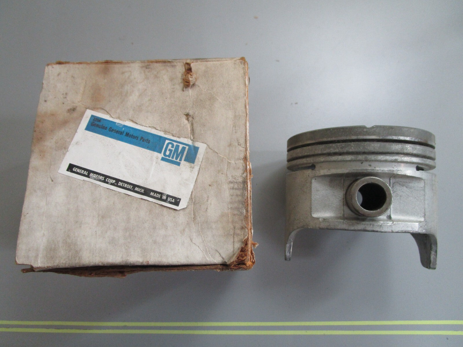 *NEW OEM* 0820 GM Piston 3816974 3796494