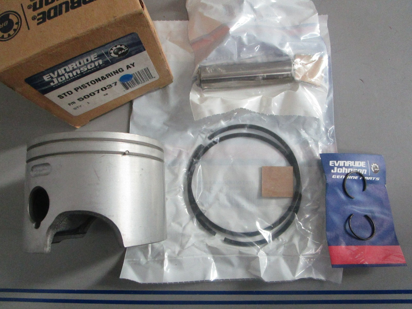 NEW OEM 5007037 OMC Johnson Evinrude STD Piston & Ring Assy 0820