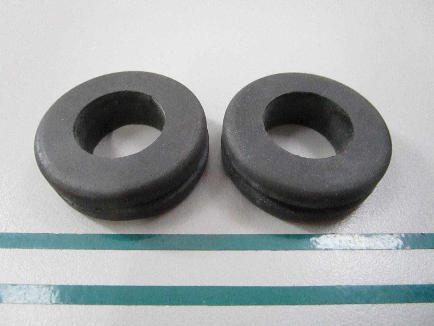 NEW OEM (LOT OF 2) 311543 0311543 OMC Johnson Evinrude Grommet 0810