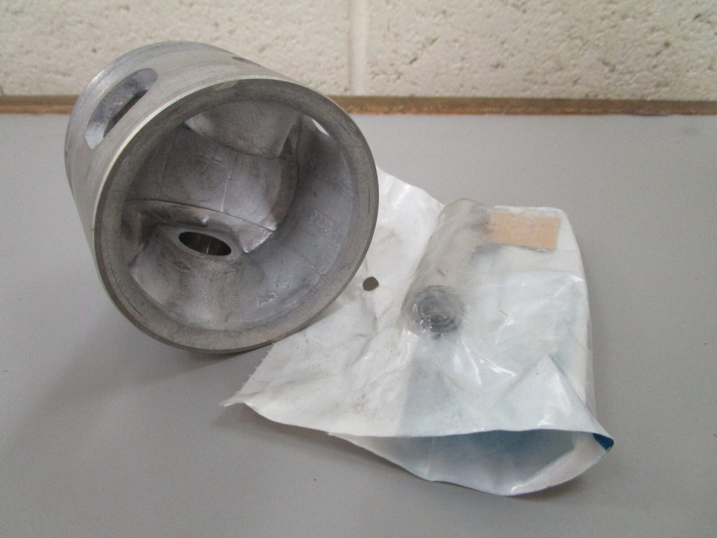 *NEW OEM* 0810 OMC Johnson Evinrude Piston & Wrist Pin Assembly 386260 0386260