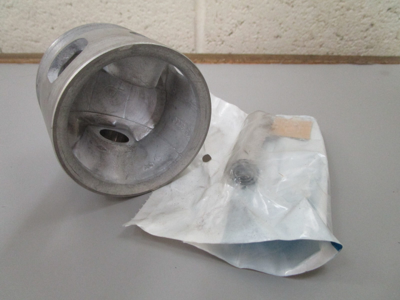 *NEW OEM* 0810 OMC Johnson Evinrude Piston & Wrist Pin Assembly 386260 0386260