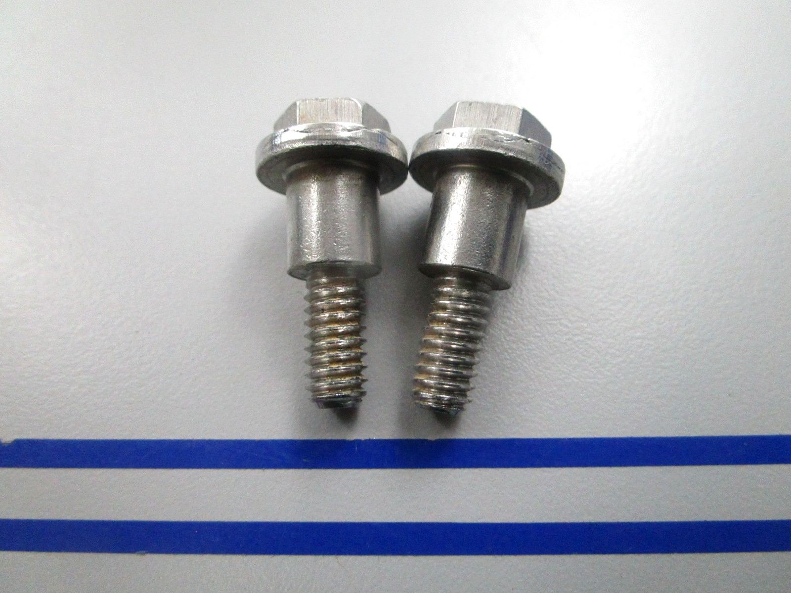 NEW OEM (LOT OF 2) 305618 0305618 OMC Johnson Evinrude Screw 0810