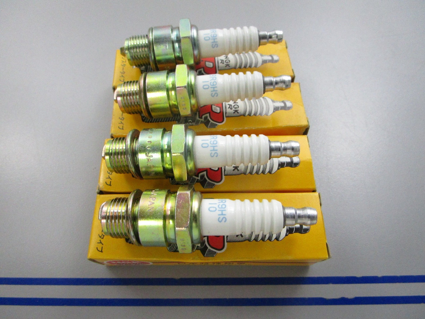NEW (LOT OF 4) BR9HS-10 NGK Spark Plug 0810