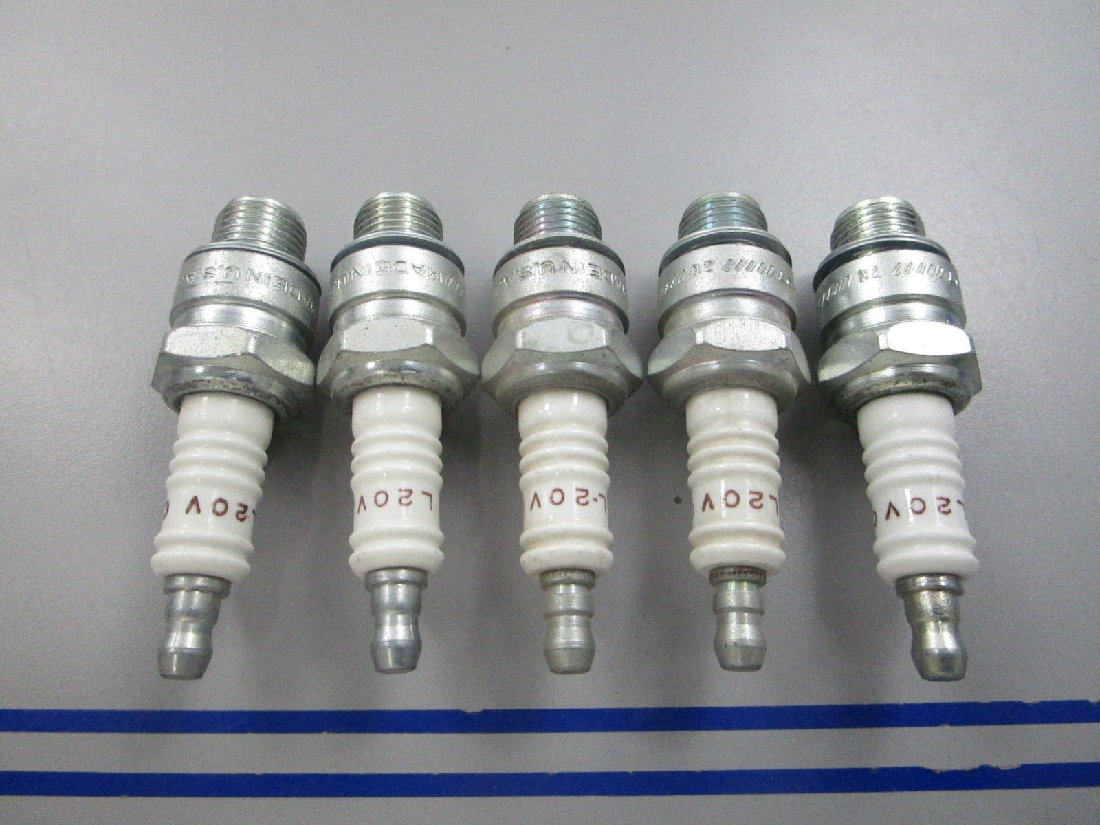 NEW (LOT OF 5) L20V Champion Spark Plug 0810