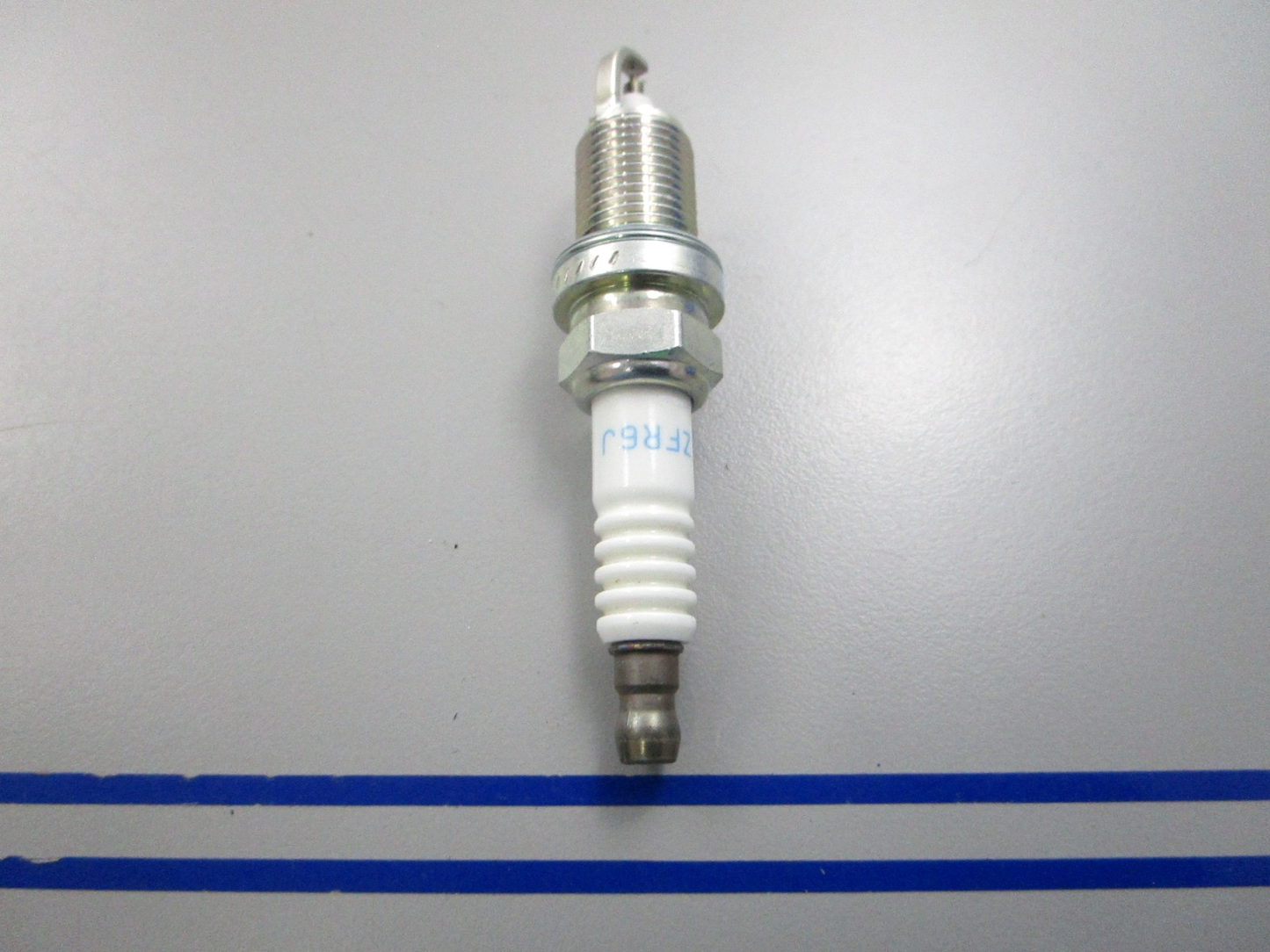 NEW IZDE6J NGK Spark Plug 0810
