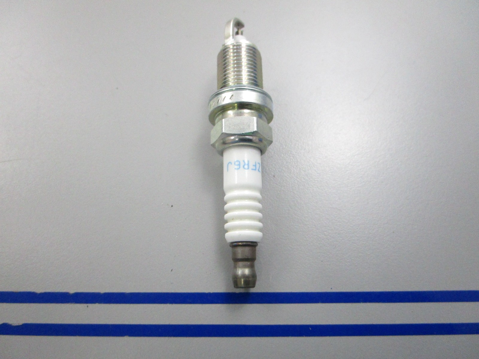 NEW IZDE6J NGK Spark Plug 0810