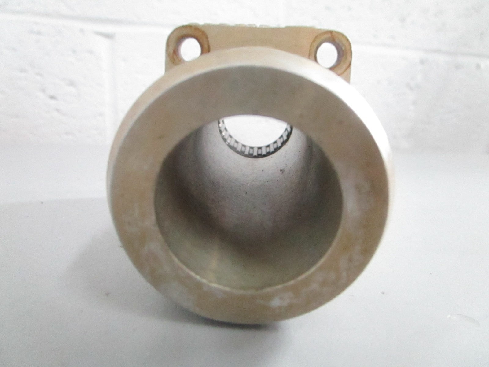 NEW OEM 984977 0984977 OMC Johnson Evinrude Bearing Housing 0820