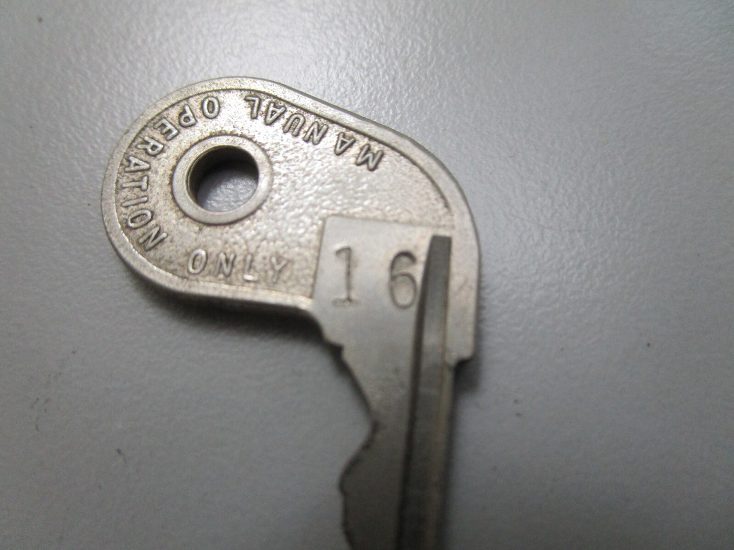 *NEW OEM* 0810 OMC Johnson Evinrude Ignition Key 73-16 501781 0501781