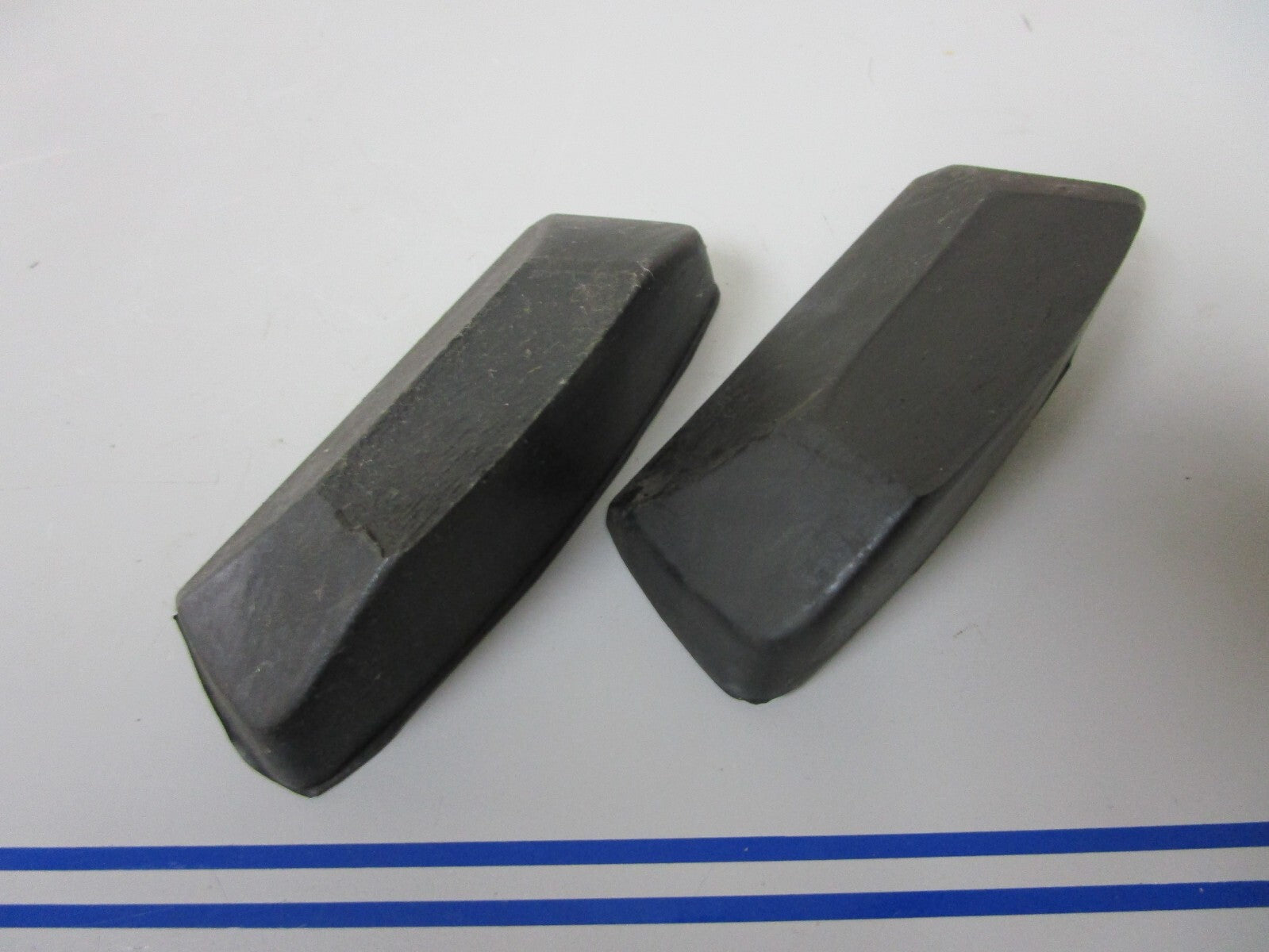 *NEW OEM* (LOT OF 2) 0810 OMC Johnson Evinrude Bumper 908513 0908513