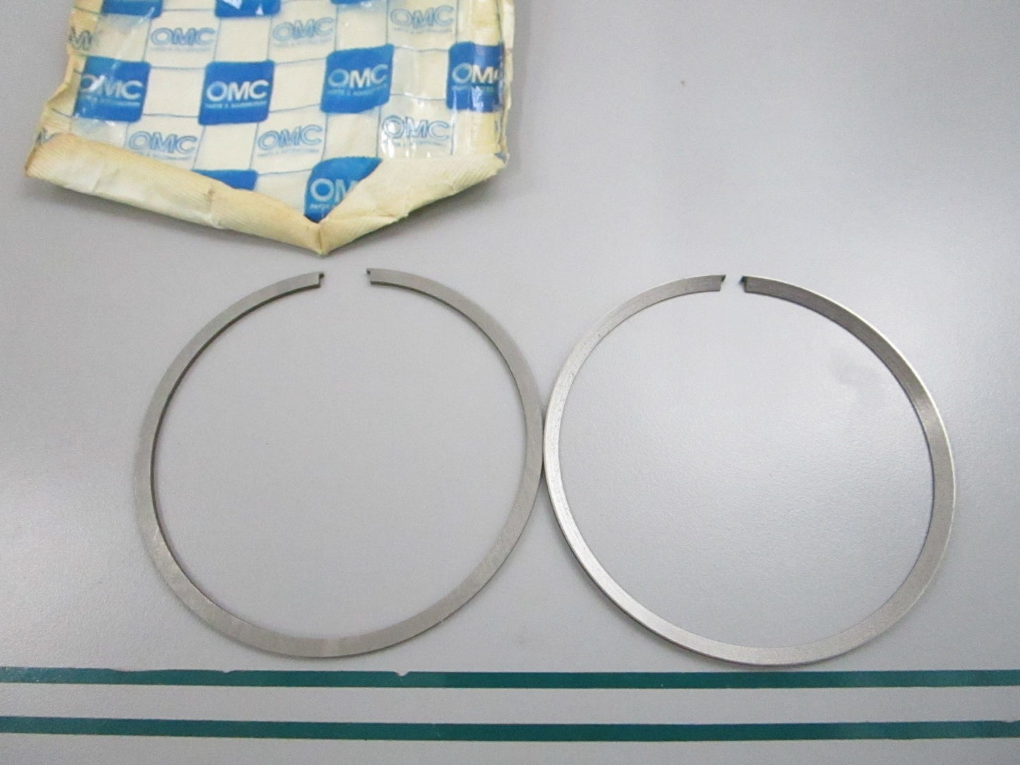 NEW OEM 385666 0385666 OMC Johnson Evinrude 2 Piston Ring Set 0810