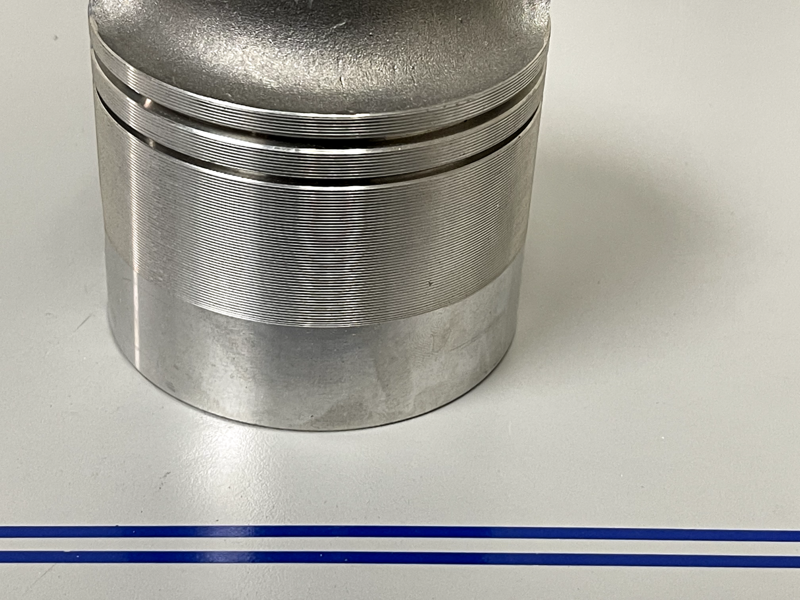 *NEW OEM* 0670 OMC Johnson Evinrude Piston 385569 0385569