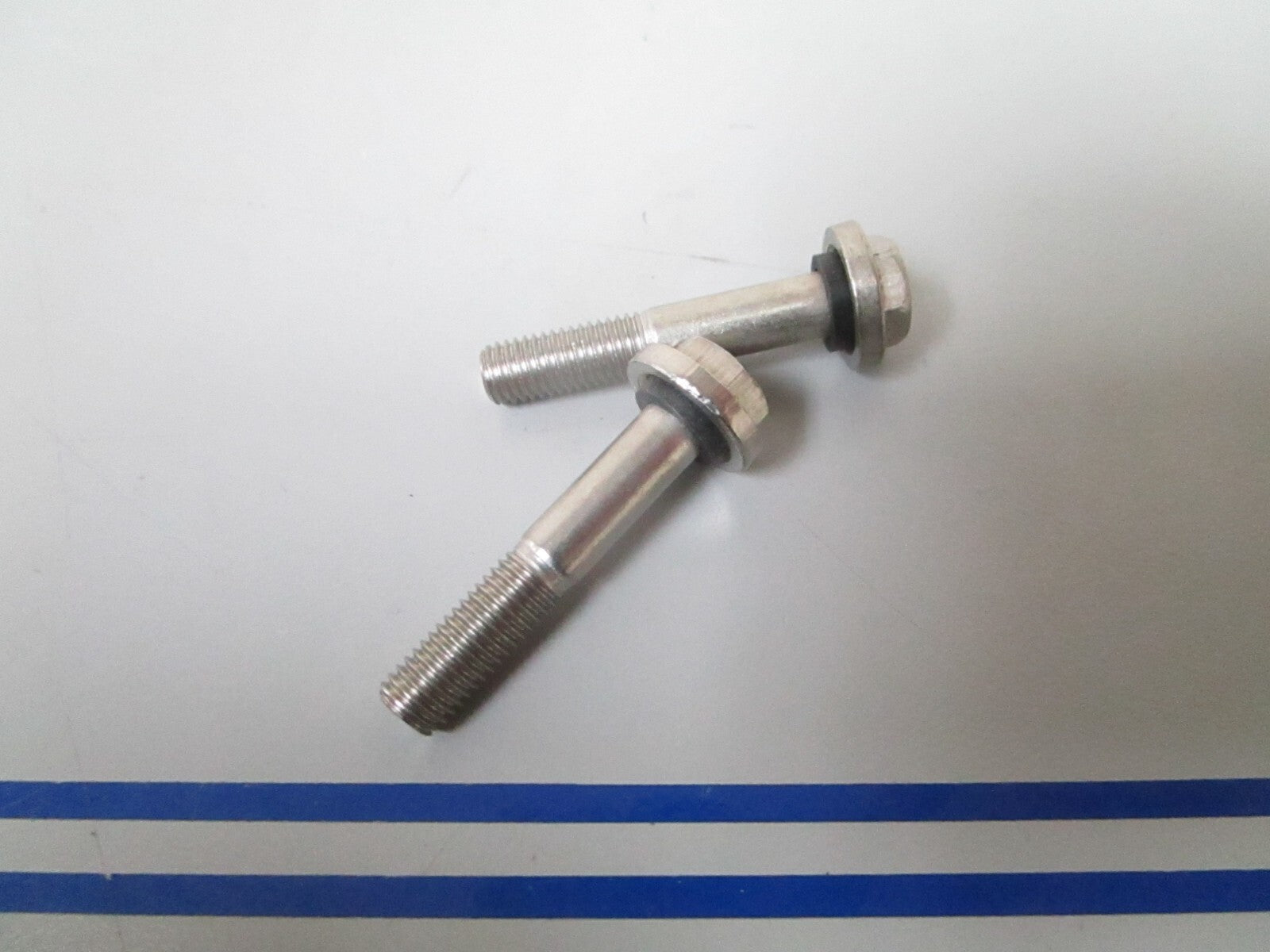 *NEW OEM* (LOT OF 2) 0810 OMC Johnson Evinrude Lower Bearing Screw 0332590