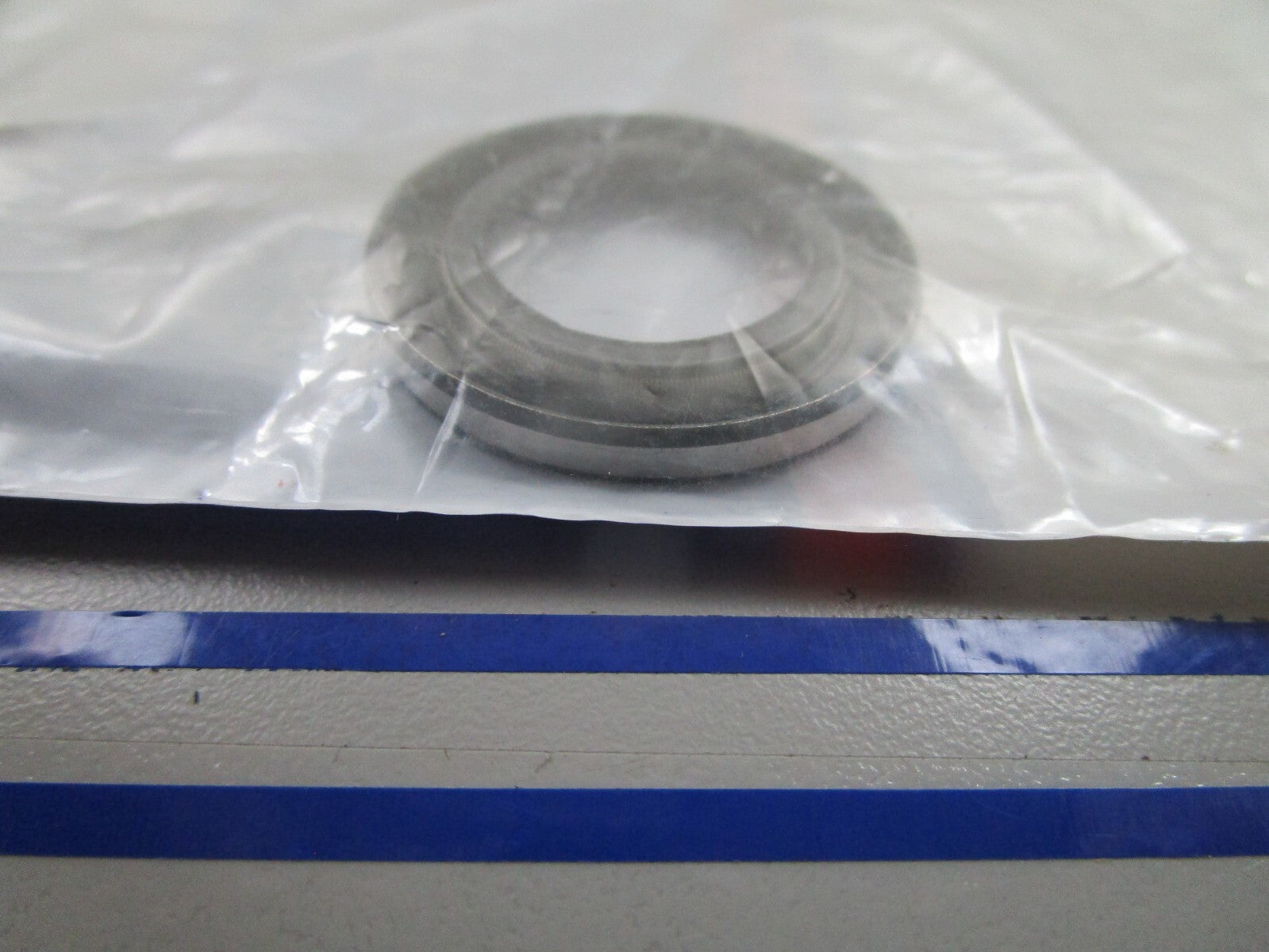 *NEW OEM* 0810 OMC Johnson Evinrude Oil Retainer 329923 0329923