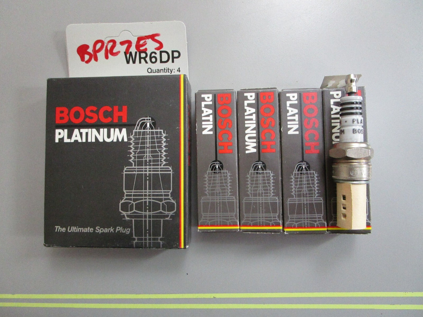 *NEW OEM* (LOT OF 4) 0820 Bosch Platinum Spark Plug WR6DP