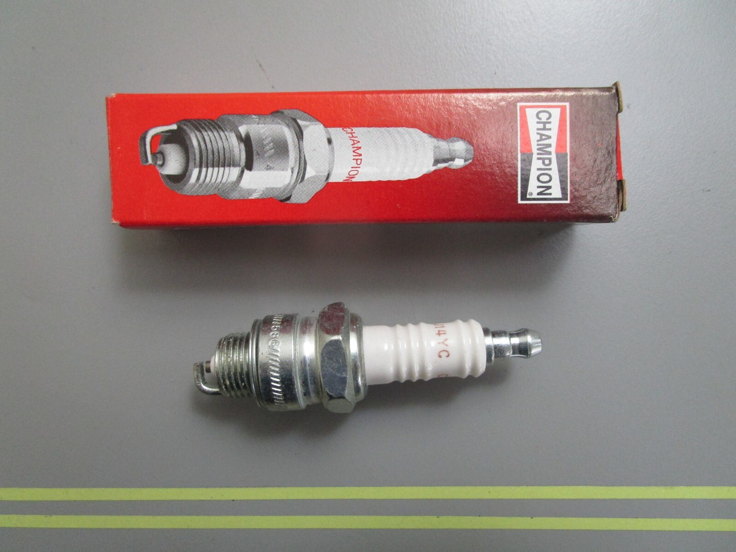 *NEW*  0810 Champion Spark Plug RJ14VC
