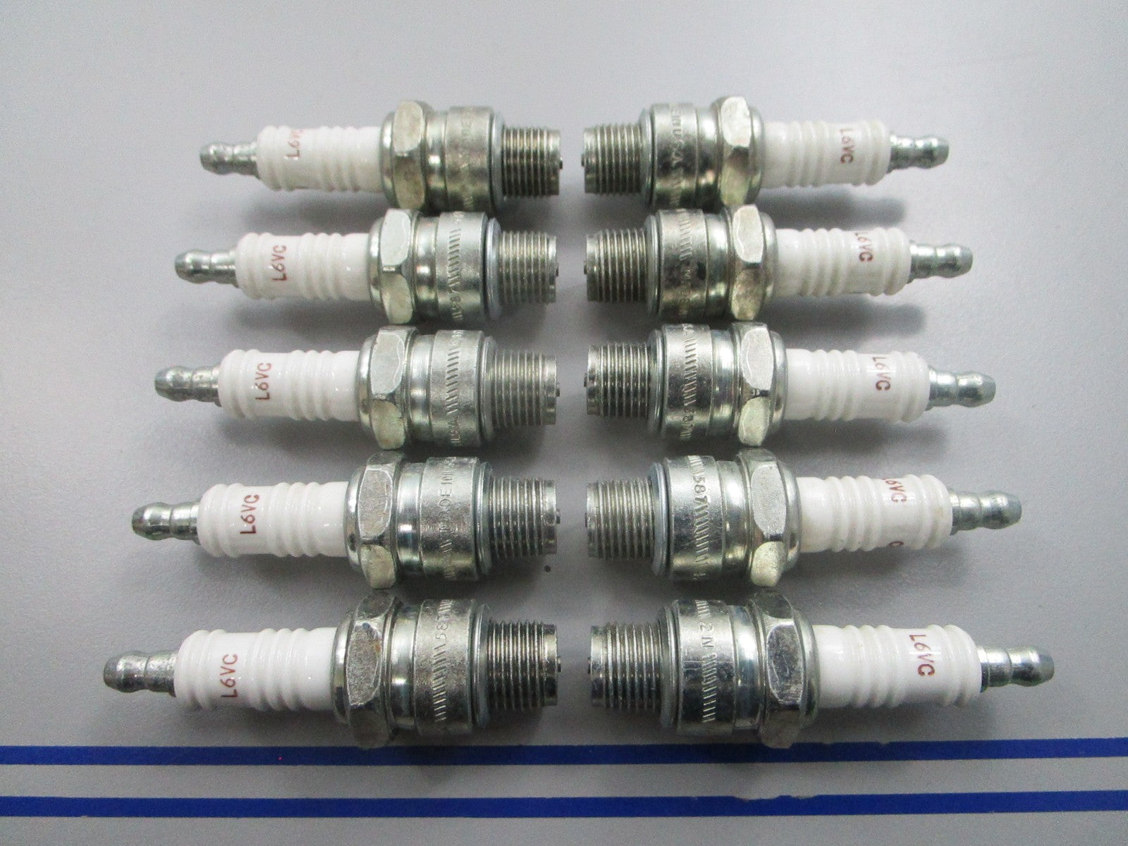 NEW (LOT OF 10) Champion L6VC Spark Plug 0810