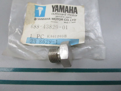 NEW OEM 688-43829-01-00 Yamaha Plug 0810