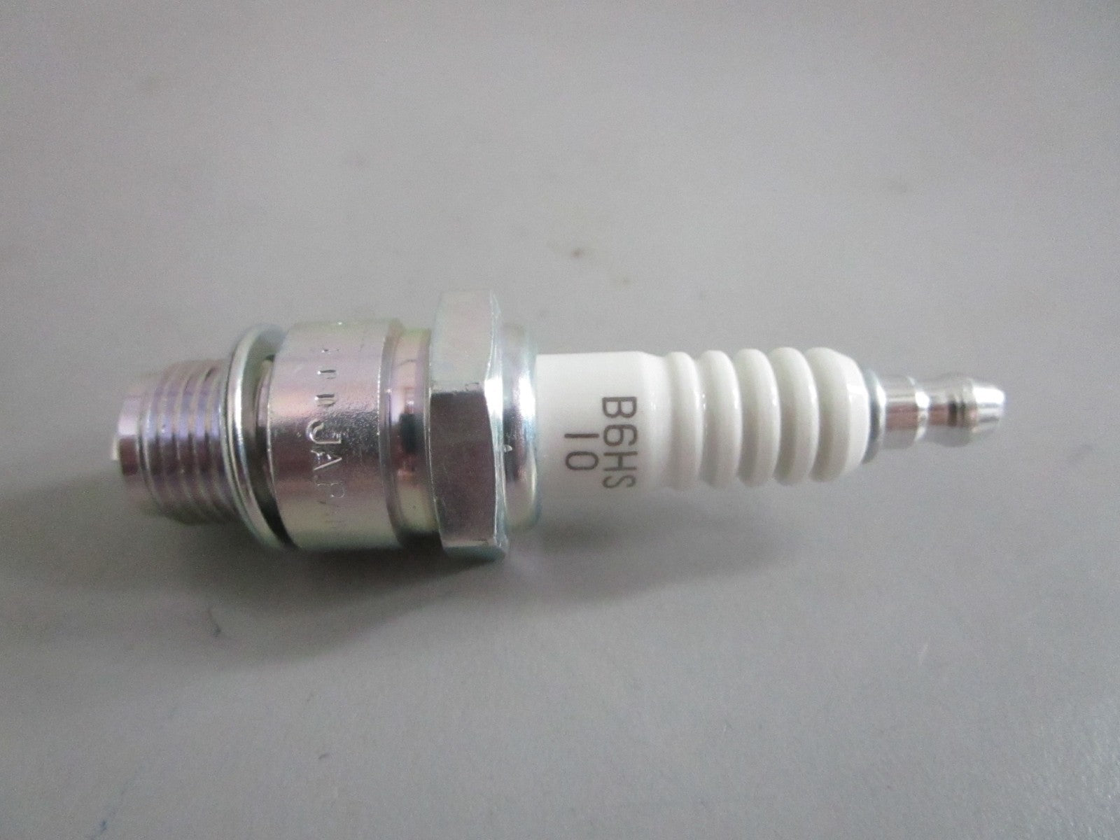 NEW OEM (LOT OF 5) B6HS-10 NGK Spark Plug 0820