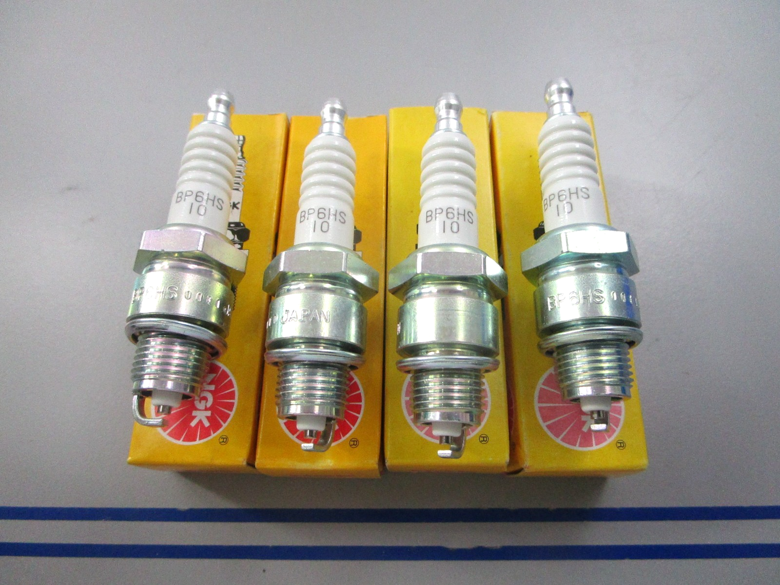 NEW (LOT OF 4) BP6HS-10 NGK Spark Plug 0810