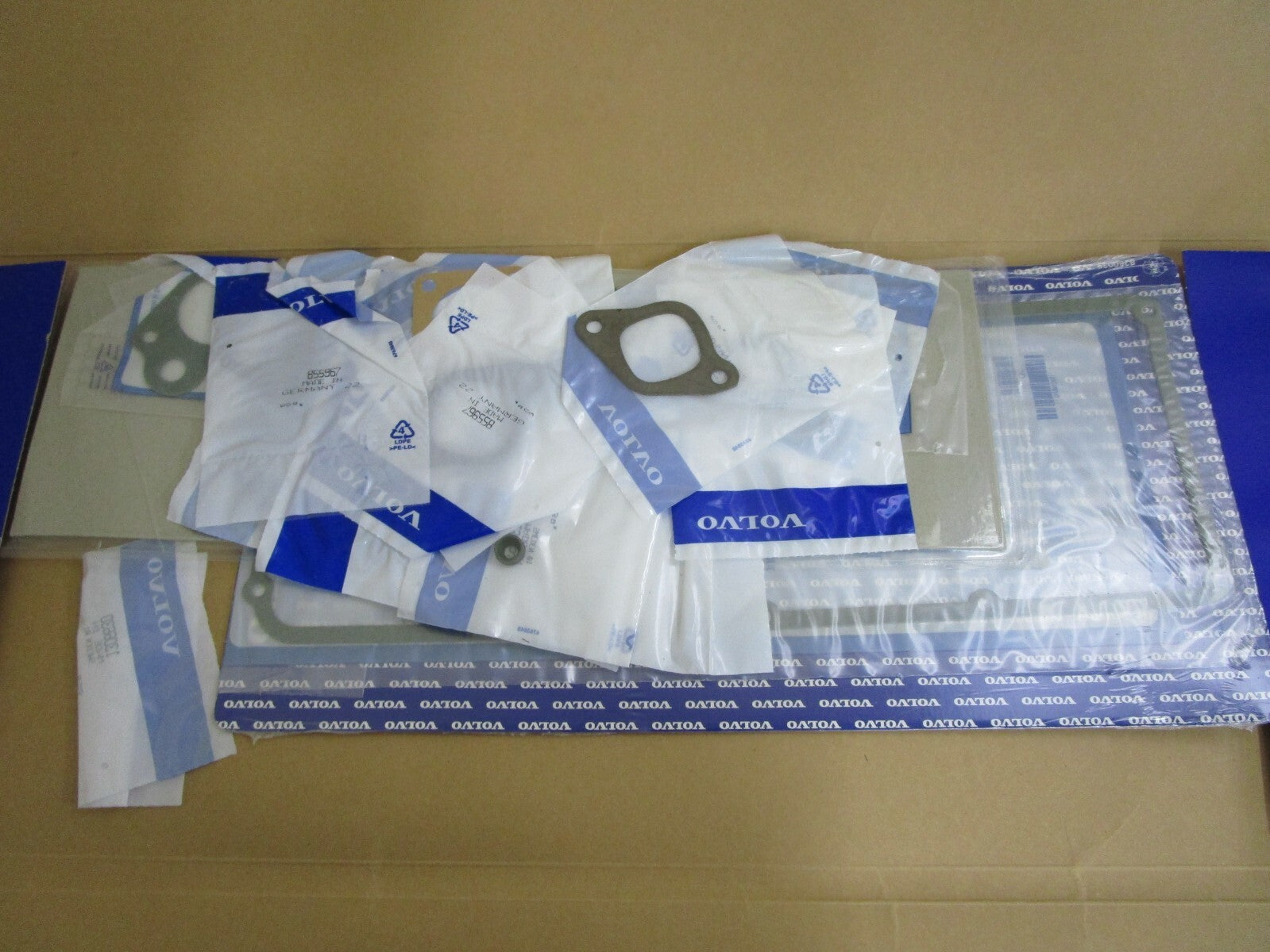 *NEW OEM* 0820 Volvo Penta Gasket Kit 876302