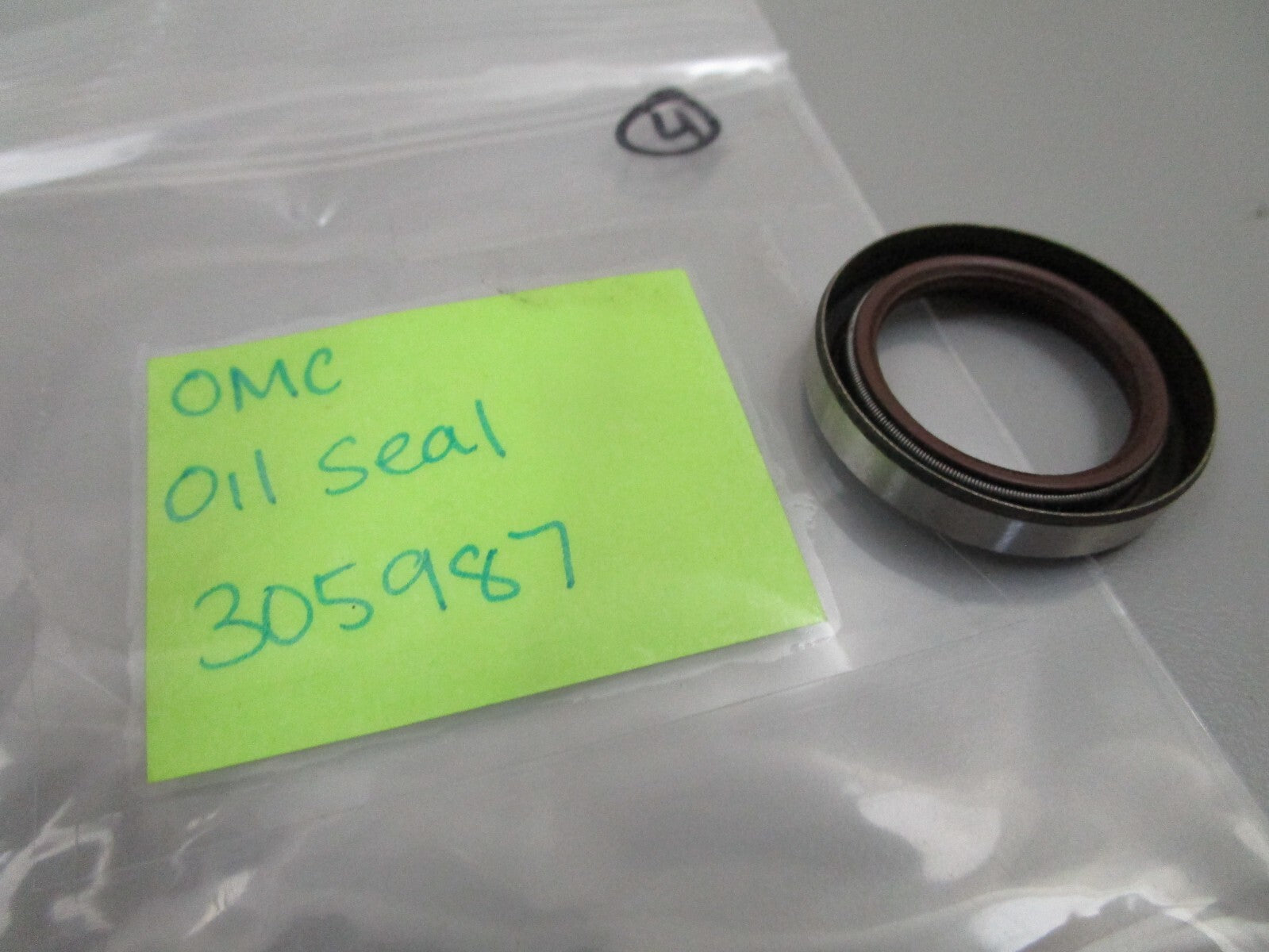 *NEW OEM* 0810 OMC Johnson Evinrude Oil Seal 305987 0305987