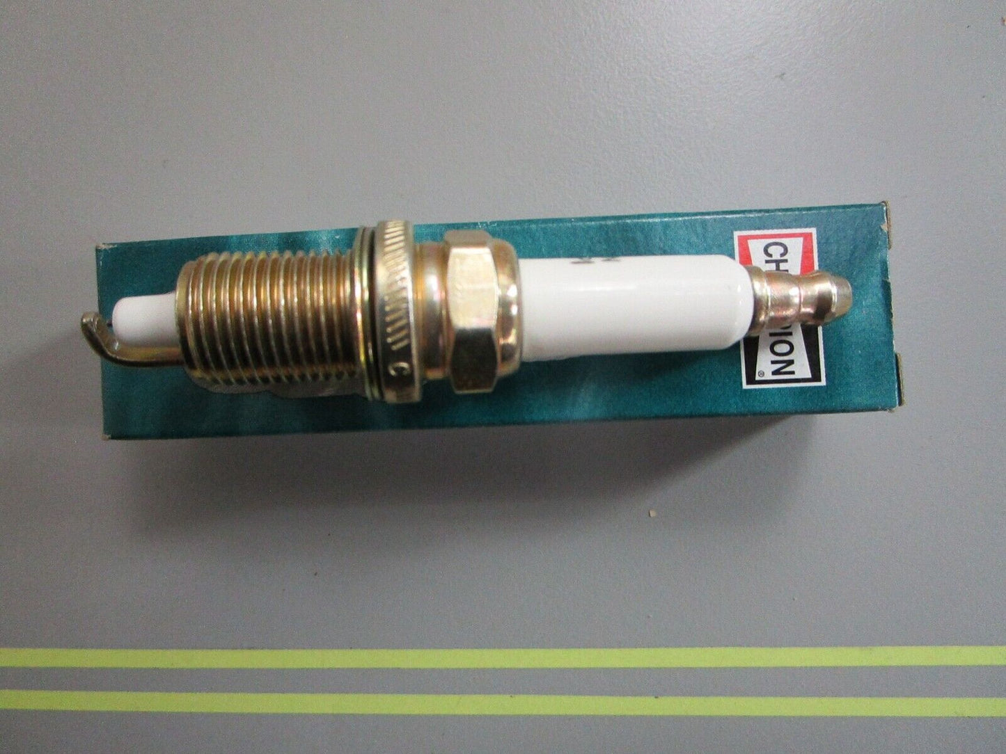 *NEW* 0820 Champion Spark Plug QC10WEPI 5010808