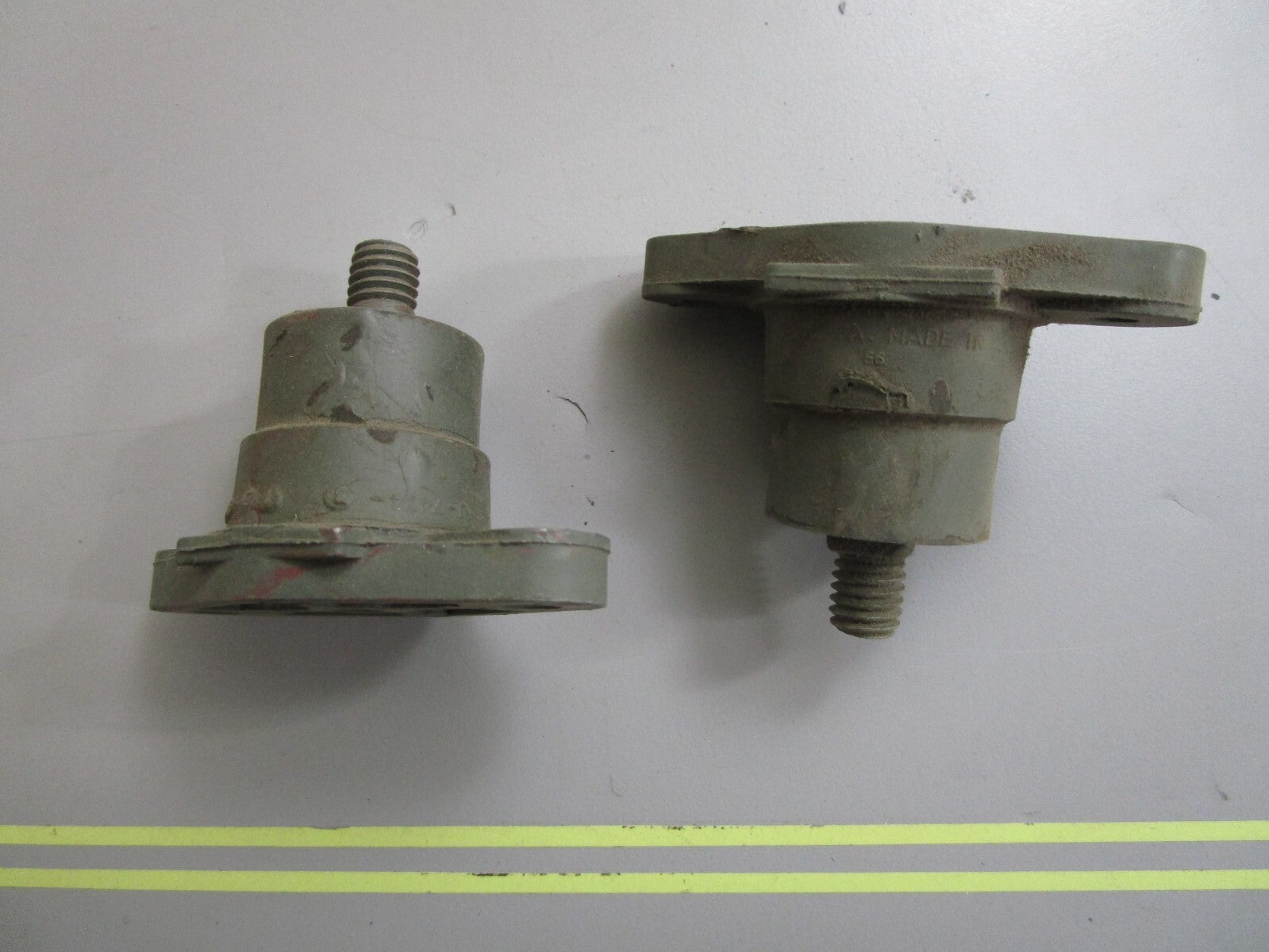 *NEW OEM* (LOT OF 2) 0810 OMC Johnson Evinrude Rubber Mount 305354 0305354