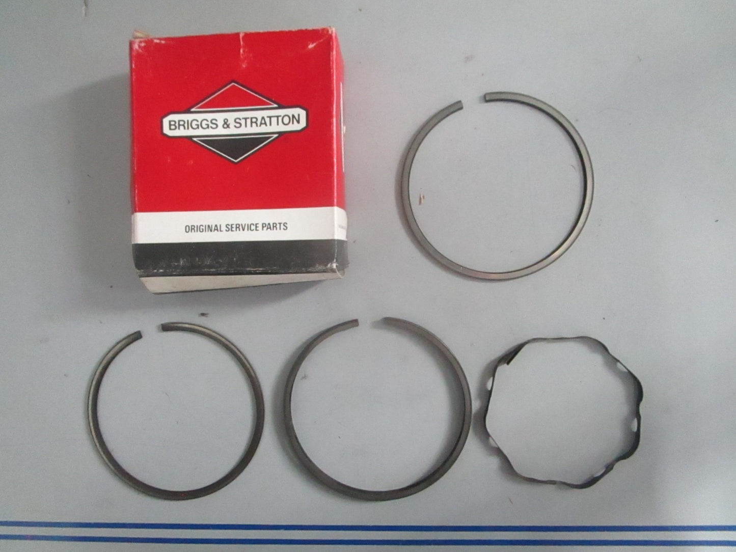 NEW OEM 392331 Briggs & Stratton Ring Set 0820