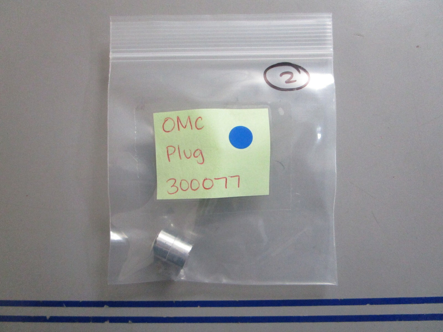 *NEW OEM* 0810 OMC Johnson Evinrude Plug 300077 0300077