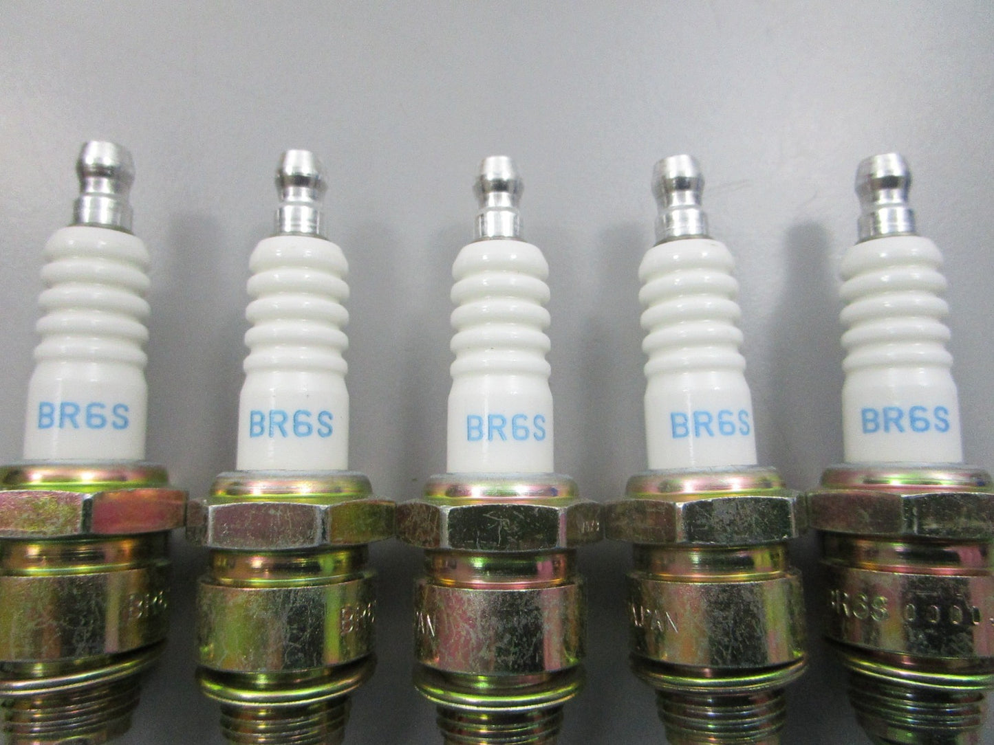 NEW (LOT OF 5) BR6S NGK Spark Plug 0810