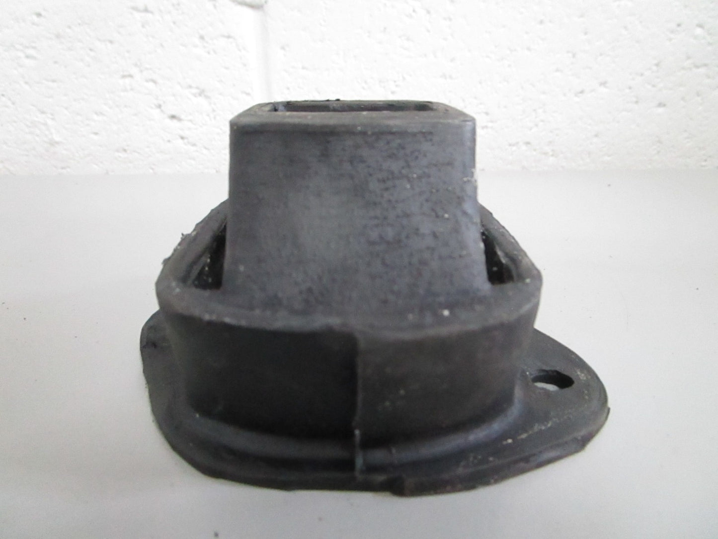 NEW OEM 6152230112 Mercedes-Benz Engine Mount 0820