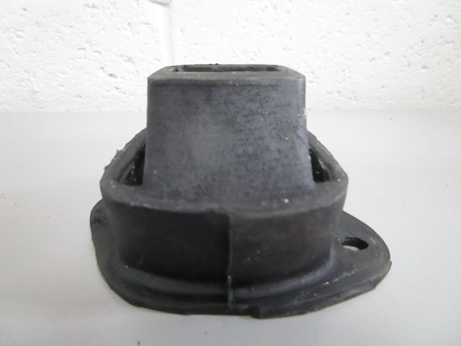 NEW OEM 6152230112 Mercedes-Benz Engine Mount 0820
