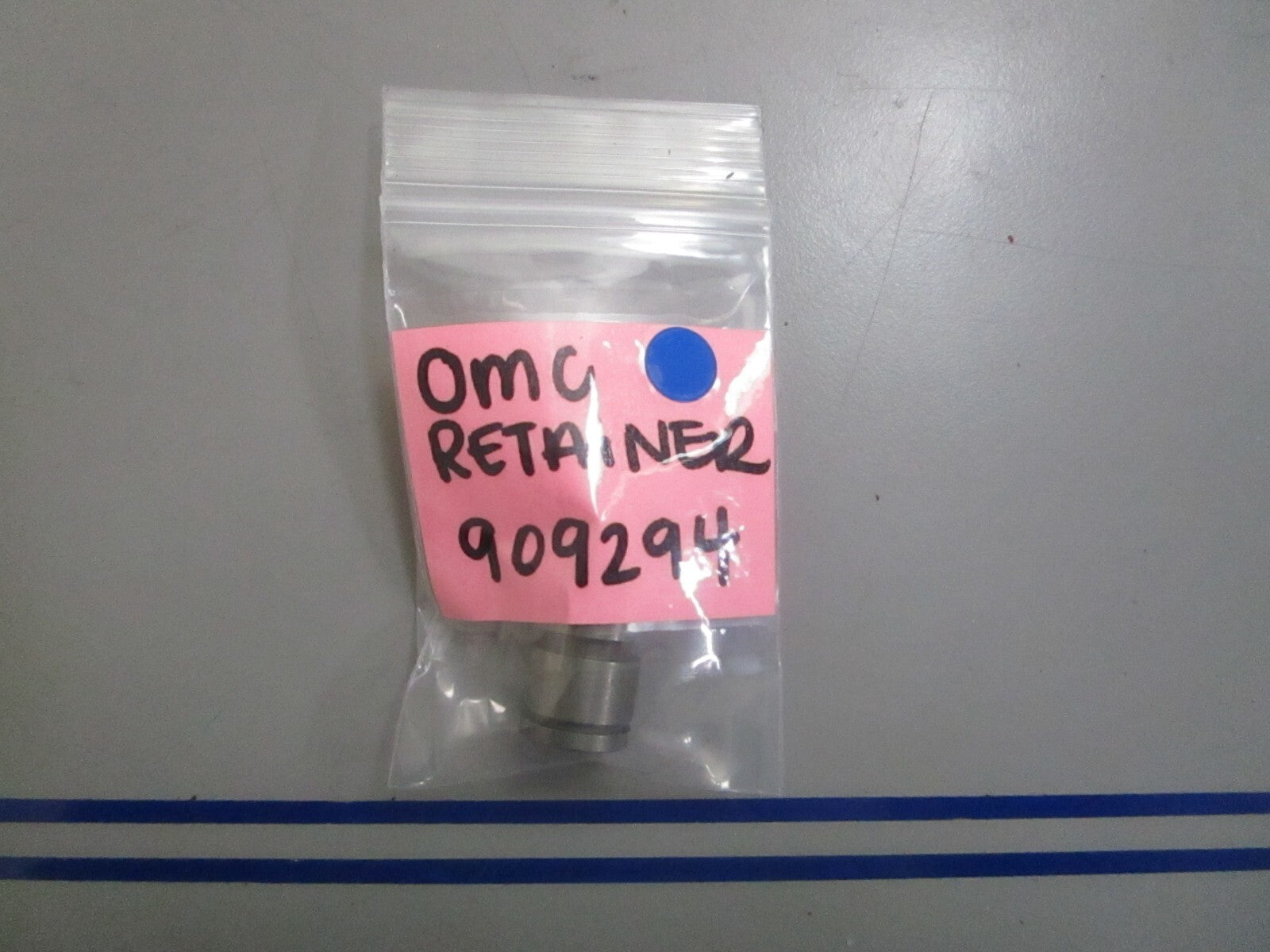 *NEW OEM* 0810 OMC Johnson Evinrude Retainer 909294 0909294