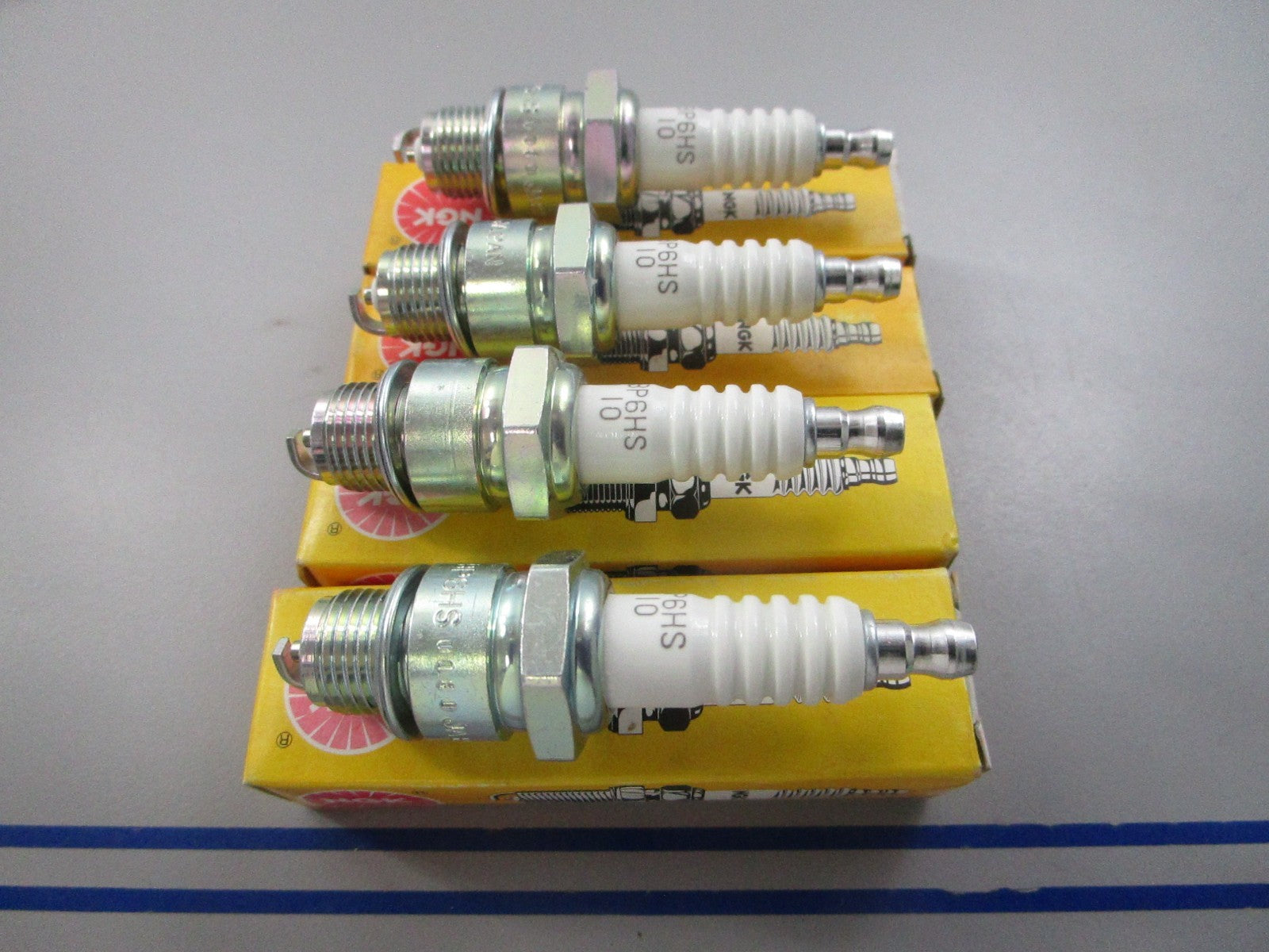 NEW (LOT OF 4) BP6HS-10 NGK Spark Plug 0810