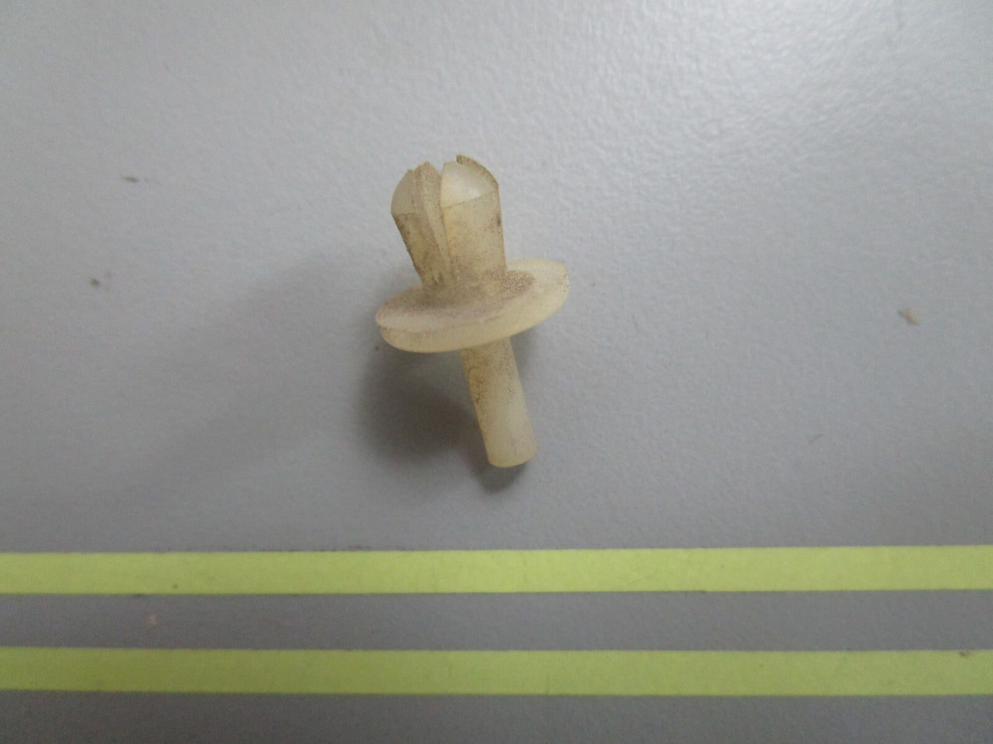 *NEW OEM* 0810 OMC Johnson Evinrude Fastener 307897 0307897