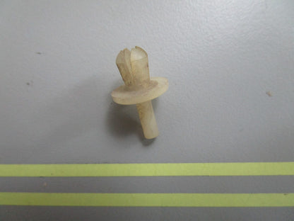 *NEW OEM* 0810 OMC Johnson Evinrude Fastener 307897 0307897