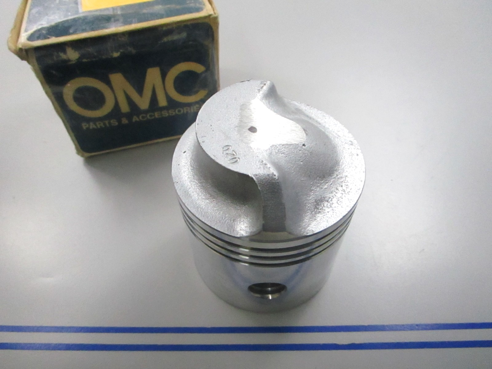 NEW OEM 377563 0377563 OMC Johnson Evinrude Piston 0810