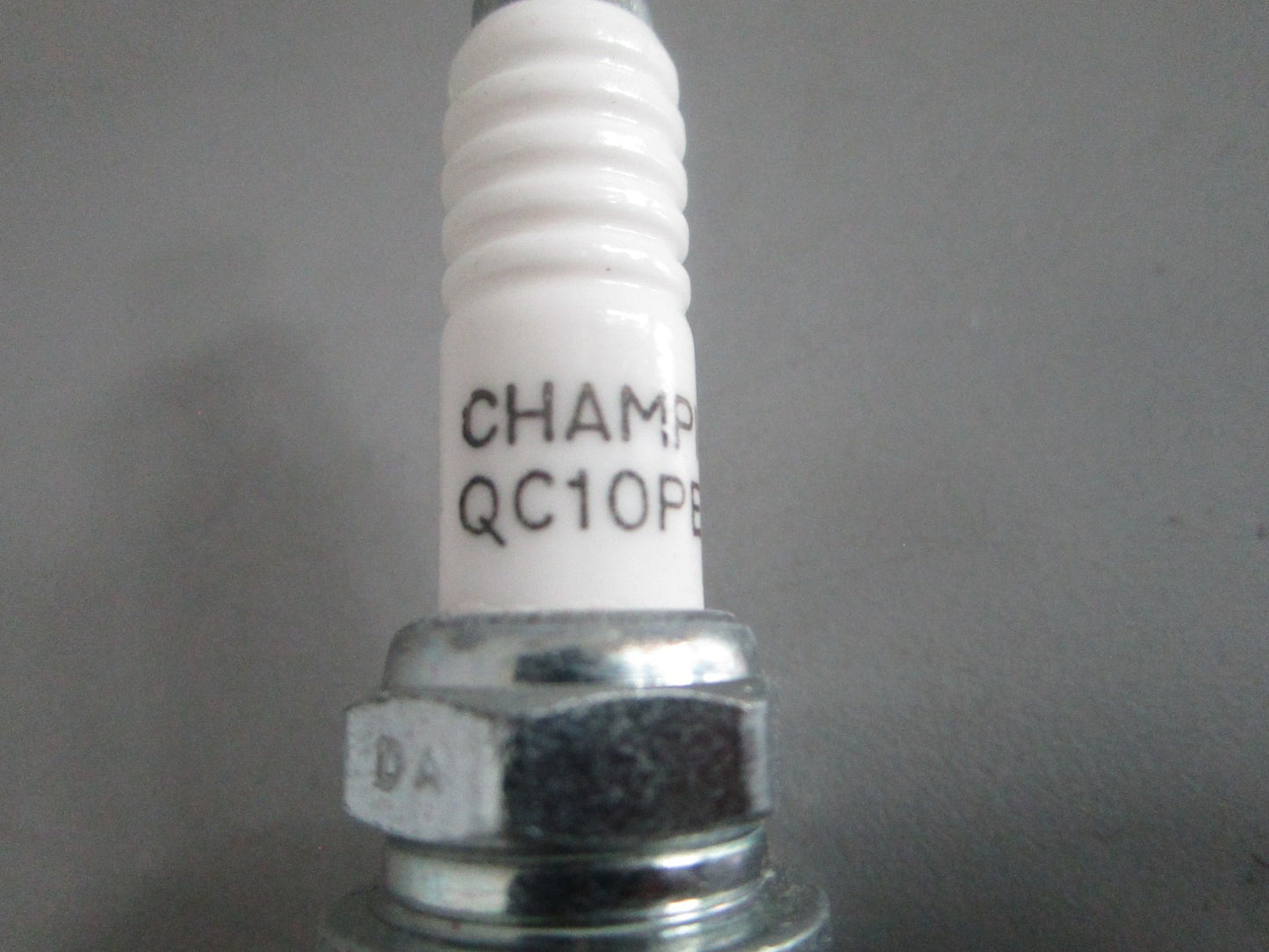 NEW OEM (LOT OF 4) QC10PEPB Champion Spark Plug 0820