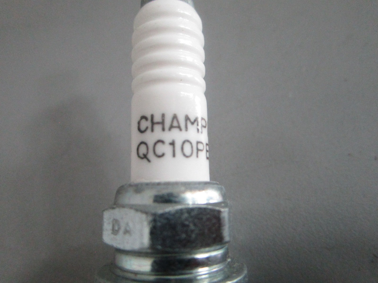 NEW OEM (LOT OF 4) QC10PEPB Champion Spark Plug 0820