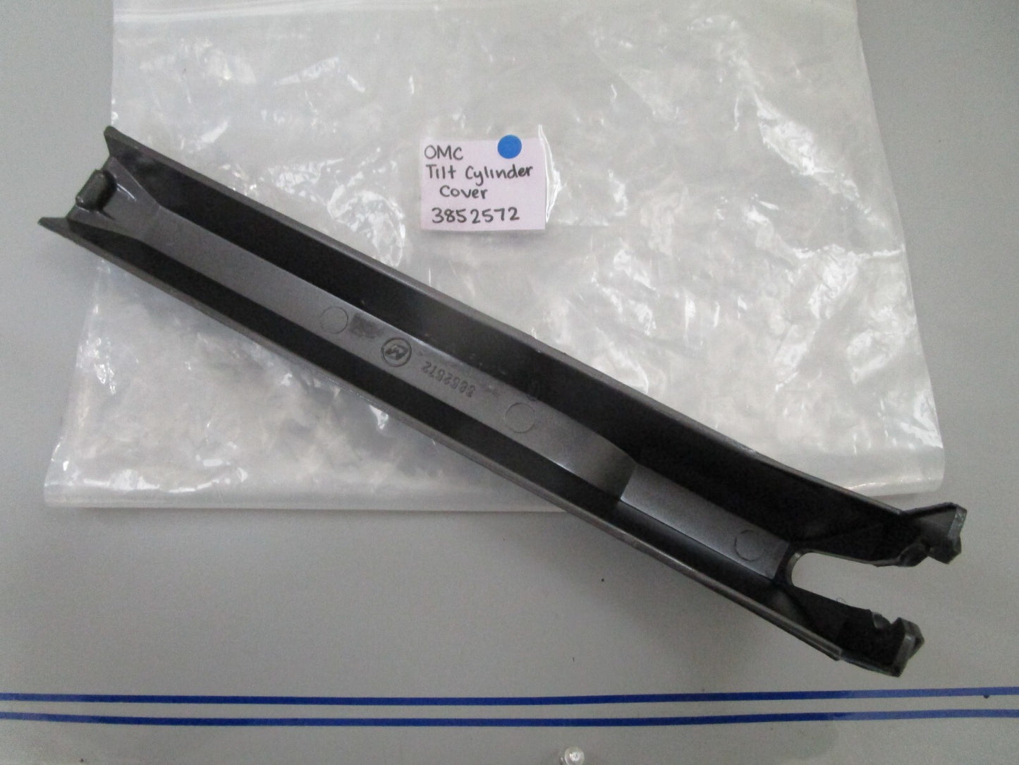 *NEW OEM* 0810 OMC Johnson Evinrude Tilt Cylinder Cover 3852572