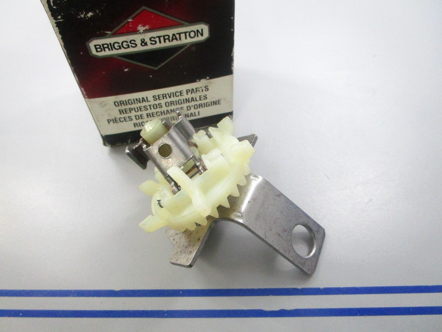 NEW OEM 691997 Briggs & Stratton Governor/Oil Slinger 0810