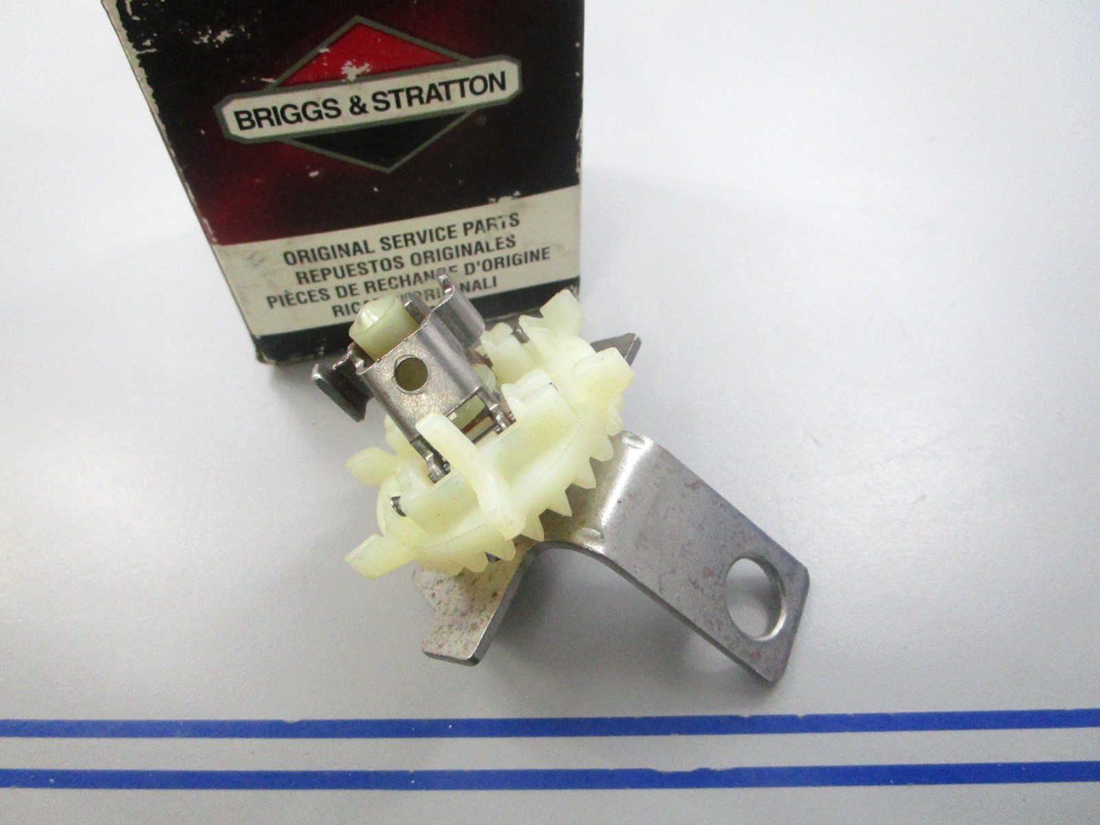 NEW OEM 691997 Briggs & Stratton Governor/Oil Slinger 0810