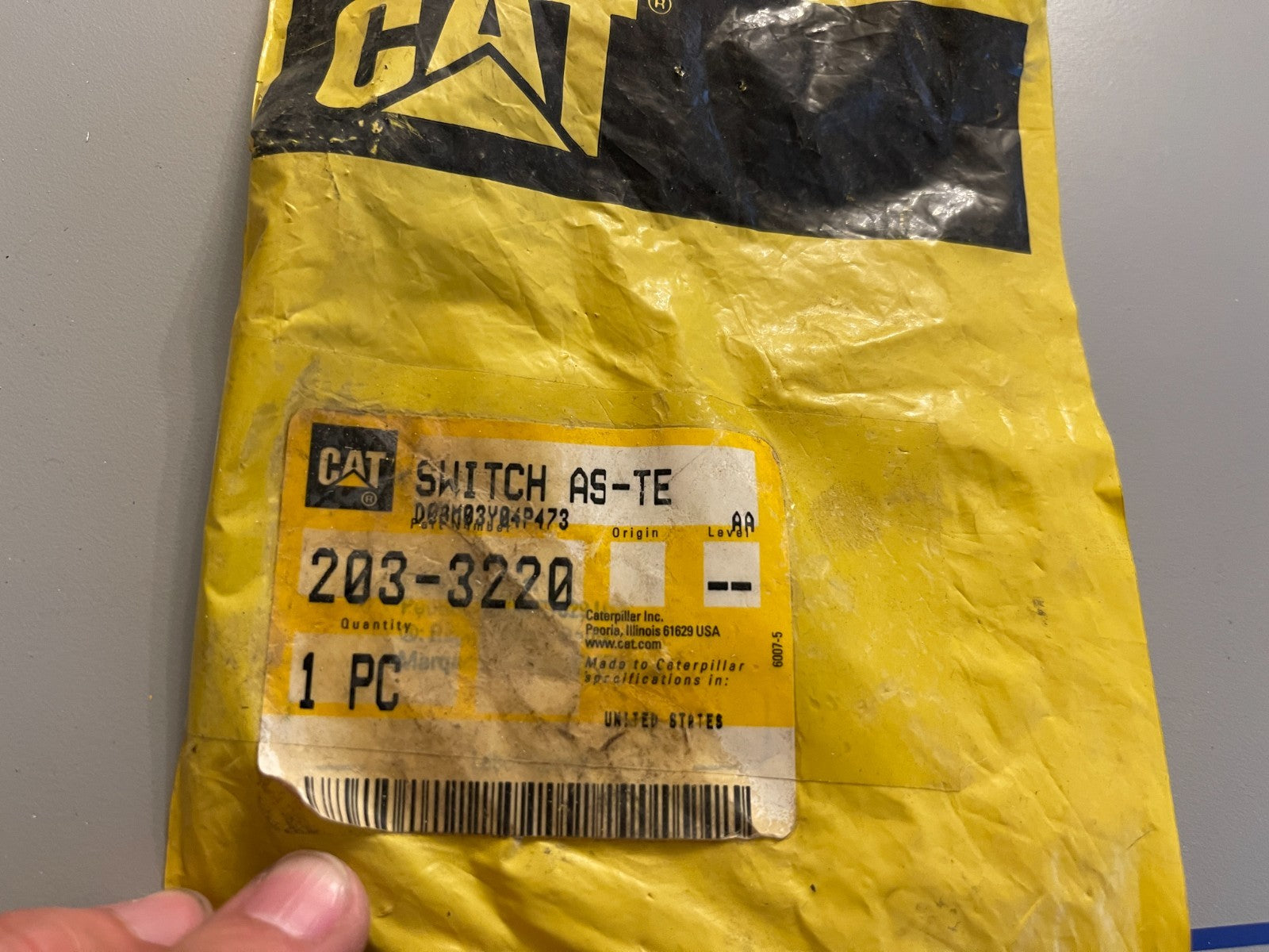 NEW OEM 203-3220 CAT Caterpillar Temperature Switch Assembly 0720